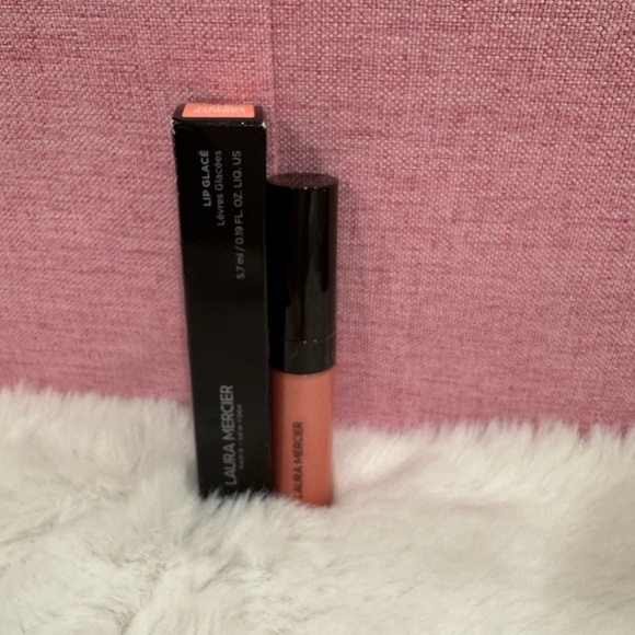 Laura Mercier
Lip Glacé Lip Gloss Color: 150 Melon Sorbet - light coral pink - Picture 4 of 10